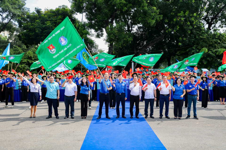 . Tại lễ xuất quân, các đội hình tiêu biểu đã diễu hành, giơ cao ngọn cờ tình nguyện, thể hiện sự quyết tâm, ý chí, cống hiến, khát vọng của Tuổi trẻ Thủ đô tiếp nối thế hệ cha anh đi trước, phát huy tinh thần phong trào “Ba sẵn sàng” và tinh thần “Hà Nội cùng cả nước, vì cả nước.” (Ảnh: Minh Hiếu/Vietnam+)