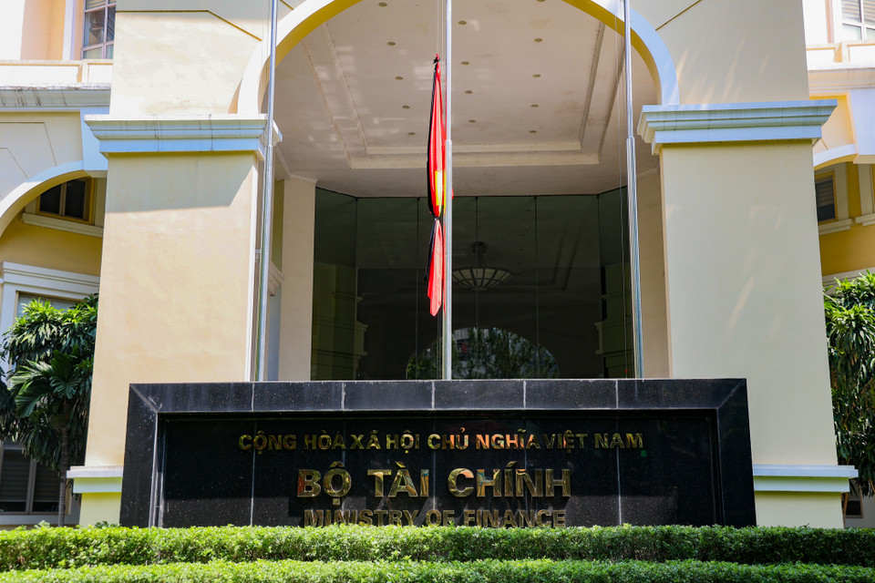 Trụ sở của Bộ Tài Chính thực hiện treo cờ rủ để tưởng nhớ vị Tổng Bí thư đáng kính. (Ảnh: Minh Hiếu/Vietnam+)