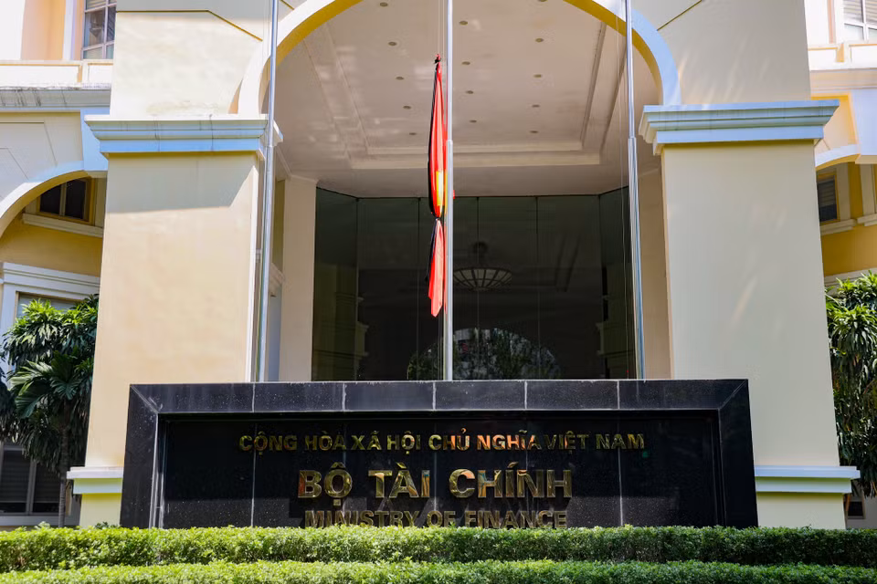Trụ sở của Bộ Tài Chính thực hiện treo cờ rủ để tưởng nhớ vị Tổng Bí thư đáng kính. (Ảnh: Minh Hiếu/Vietnam+)
