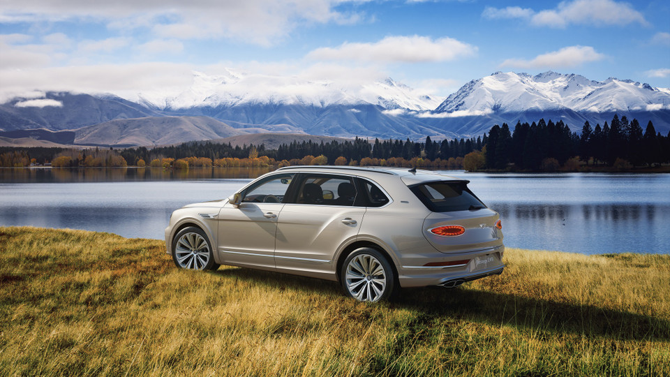 Bentley Bentayga EWB Azure New Zealand sở hữu màu ngoại thất cát trắng với mâm xe màu bạc Brodgar.(Ảnh nguồn: Bentley)