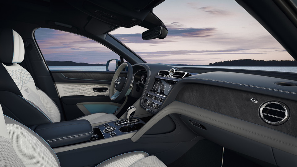 Đại diện cho vùng đất Bắc Âu - mẫu Bentley Bentayga EWB Azure Scandinavia đã lựa chọn các tông màu sáng, trung tính là trắng và xanh - những gam màu chủ đạo trong thiết kế của vùng Scandinavia. (Ảnh nguồn: Bentley)