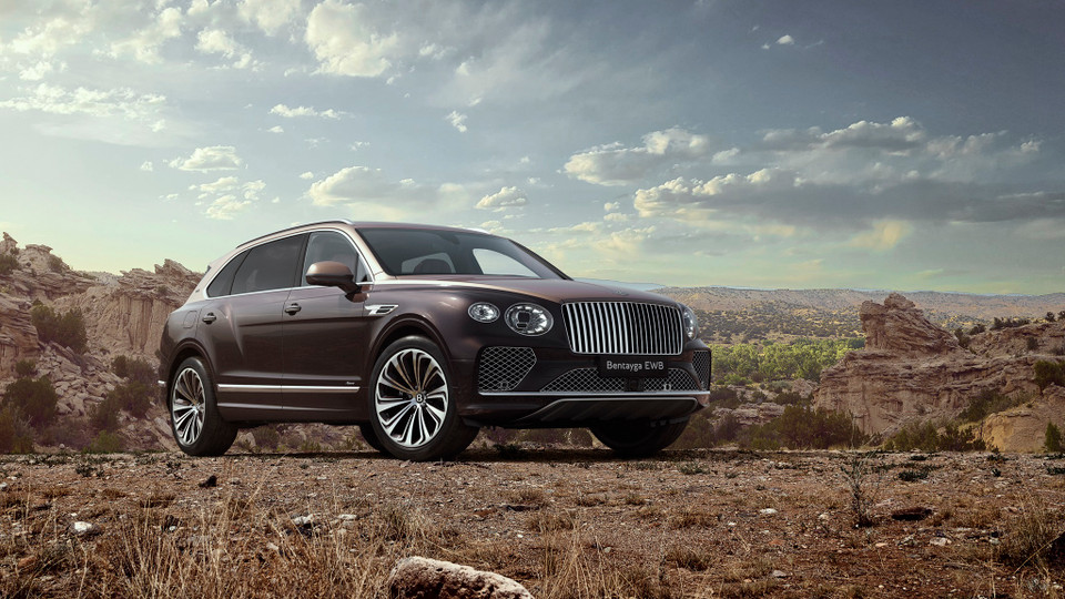 Đầu tiên trong bộ sưu tập là chiếc Bentleys Bentayga New Mexico 2024 mang đến cảm giác ấm áp với màu sơn hai tông hổ phách và gỗ sồi già, đi kèm bộ mâm cùng màu thân xe. (Ảnh nguồn: Bentley)