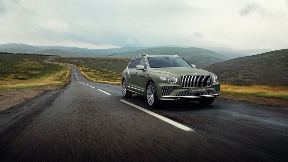 Cuối cùng là chiếc Bentayga lấy cảm hứng từ Vương quốc Anh – quê hương của Bentley. Mulliner đã “khoác lên” Bentley Bentayga EWB Azure Vương quốc Anh một thiết kế ấn tượng với bảng màu đơn sắc, nổi bật cùng chi tiết mạ crom. Mẫu xe sở hữu ngoại thất màu xanh Alpine Green - một cảnh sắc thiên nhiên đặc trưng của nước Anh, kết hợp với mâm xe màu xám. (Ảnh nguồn: Bentley)