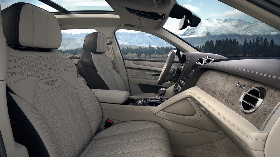 Trong khi đó, nội thất chiếc xe là sự kết hợp chủ đạo của màu nâu bởi da chính Portland và da phụ Burnt Oak với các điểm nhấn màu be Highland Hare và lớp veneer màu xanh vân đá. (Ảnh nguồn: Bentley)