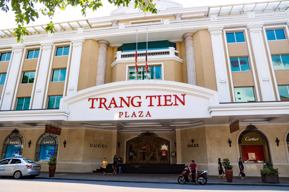 Theo ghi nhận từ ngày 21/7, nhiều cơ quan, đơn vị đã treo cờ rủ sớm để tưởng nhớ Tổng Bí thư Nguyễn Phú Trọng. Trong ảnh là khu vực Tràng Tiền Plaza (quận Hoàn Kiếm) thực hiện treo cờ rủ. (Ảnh: Minh Hiếu/Vietnam+)