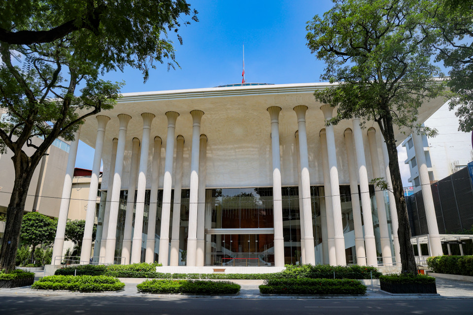 Cờ rủ treo trên nóc của Nhà hát Hồ Gươm. (Ảnh: Minh Hiếu/Vietnam+)