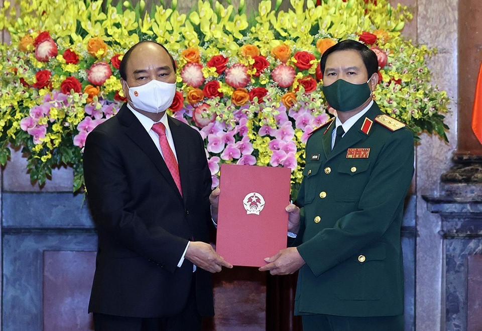 Chủ tịch nước Nguyễn Xuân Phúc trao Quyết định bổ nhiệm chức vụ Tổng Tham mưu trưởng Quân đội nhân dân Việt Nam cho Thượng tướng Nguyễn Tân Cương. (Ảnh: Thống Nhất/TTXVN) 