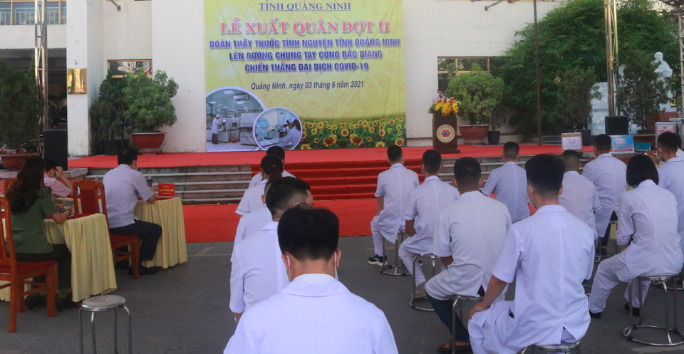 Quang cảnh buổi lễ xuất quân đợt 2 của ngành y tế Quảng Ninh chi viện cho bệnh viện dã chiến Bắc Giang. (Ảnh: Thanh Vân/TTXVN)