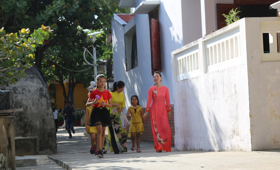 Người dân xã Sinh Tồn sinh hoạt trước cửa nhà. (Ảnh: Sỹ Tuyên/TTXVN)