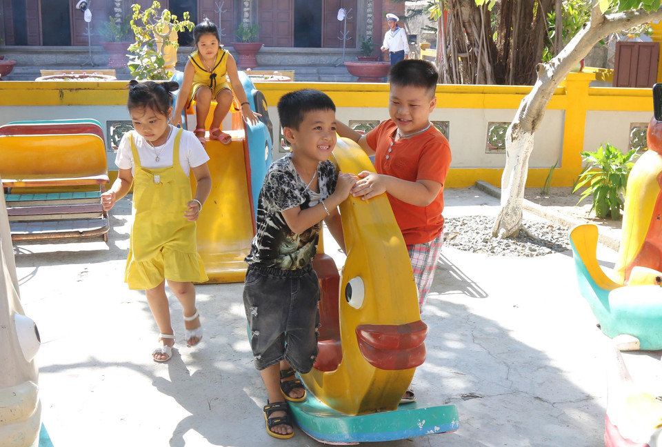 Những công dân nhí đảo Sinh Tồn vui chơi trong công viên. (Ảnh: Sỹ Tuyên/TTXVN)