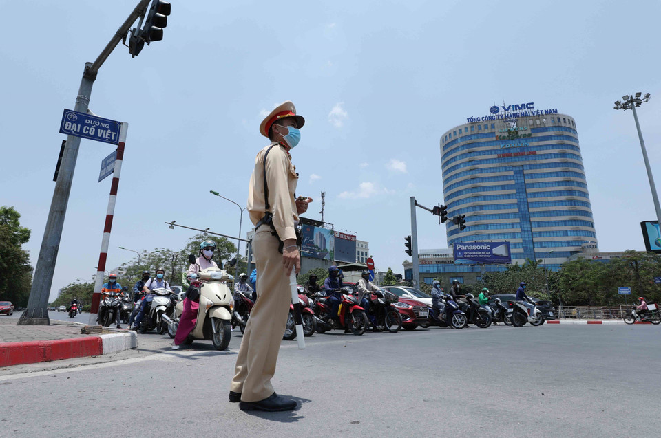 Ca trực từ 10-14h mỗi ngày là ca trực mất sức nhất vì đấy là thời gian nóng nhất trong ngày nhưng các chiến sỹ cảnh sát giao thông Hà Nội vẫn quyết tâm hoàn thành nhiệm vụ. (Ảnh: Phạm Kiên/TTXVN)