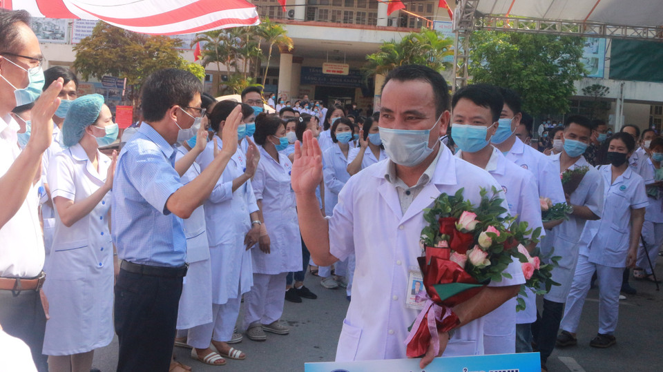 Các bác sỹ lên đường sang chi viện cho tỉnh Bắc Giang. (Ảnh: Thanh Vân/TTXVN)