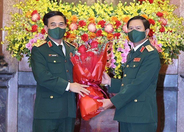Thượng tướng Phan Văn Giang, Uỷ viên Bộ Chính trị, Bộ trưởng Bộ Quốc phòng tặng hoa chúc mừng Thượng tướng Nguyễn Tân Cương. (Ảnh: Thống Nhất/TTXVN)