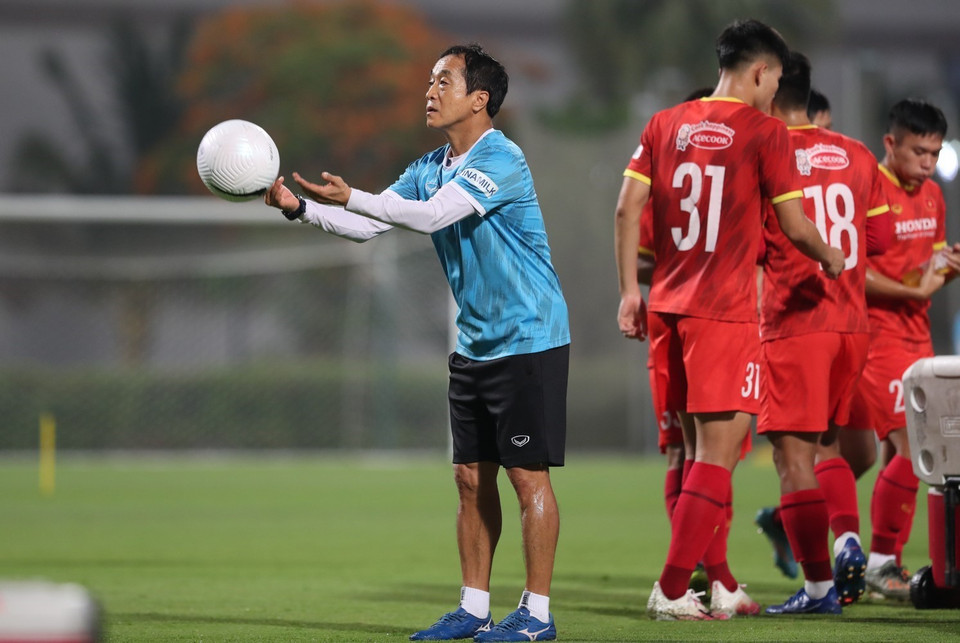 Trợ lý Lee Young-jin tại buổi tập. (Ảnh: Hoàng Linh/TTXVN)