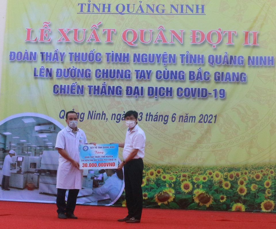 Ngành y tế Quảng Ninh gửi tặng các chiến binh áo trắng quà trong đợt ra quân đi vào tâm dịch COVID-29 tại Bắc Giang. (Ảnh: Thanh Vân/TTXVN)