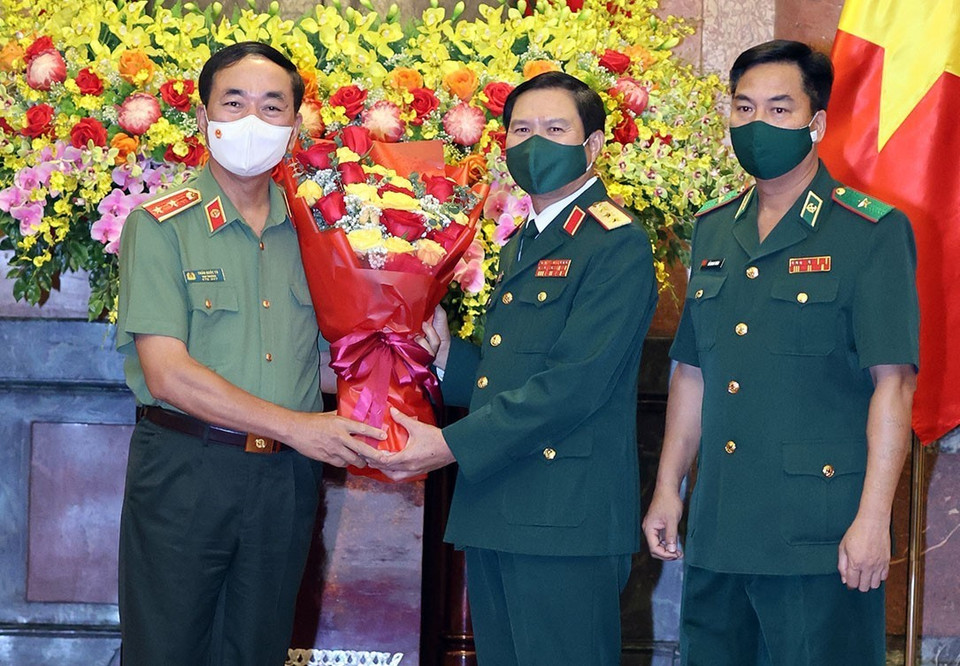 Trung tướng Trần Quốc Tỏ, Uỷ viên Ban chấp hành Trung ương Đảng, Thứ trưởng Bộ Công an tặng hoa chúc mừng Thượng tướng Nguyễn Tân Cương. (Ảnh: Thống Nhất/TTXVN)