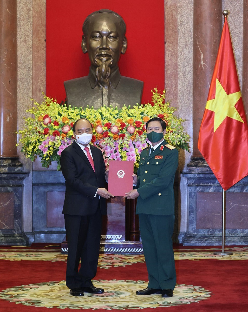 Chủ tịch nước Nguyễn Xuân Phúc trao Quyết định bổ nhiệm chức vụ Tổng Tham mưu trưởng Quân đội nhân dân Việt Nam cho Thượng tướng Nguyễn Tân Cương. (Ảnh: Thống Nhất/TTXVN) 