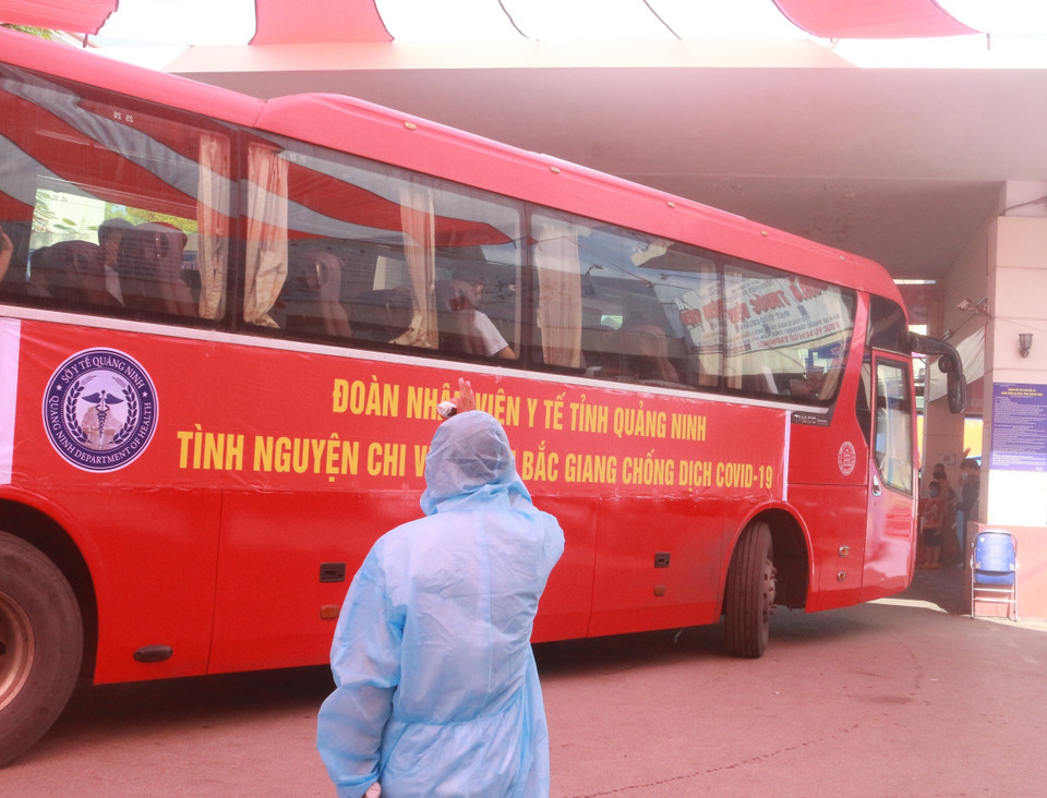 Chuyến xe chở các chiến binh áo trắng chi viện cho bệnh viện dã chiến Bắc Giang. (Ảnh: Thanh Vân/TTXVN)