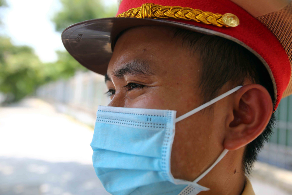 Làn da của Trung úy Nguyễn Ngọc Tú (Đội cảnh sát giao thông số 4) lại sạm đen hơn sau ca trực nóng nhất trong ngày. (Ảnh: Phạm Kiên/TTXVN)