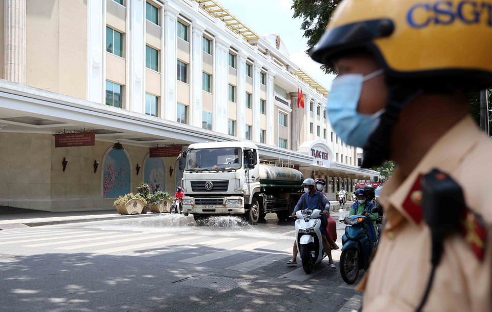 Cảnh sát giao thông làm nhiệm vụ tại Ngã tư Tràng Tiền-Hàng Bài (quận Hoàn Kiếm). (Ảnh: Phạm Kiên/TTXVN)