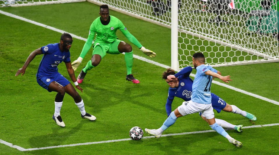 Những phút sau đó, Man City tấn công dồn dập về phía khung thành của Chelsea. (NGuồn: Getty Images)