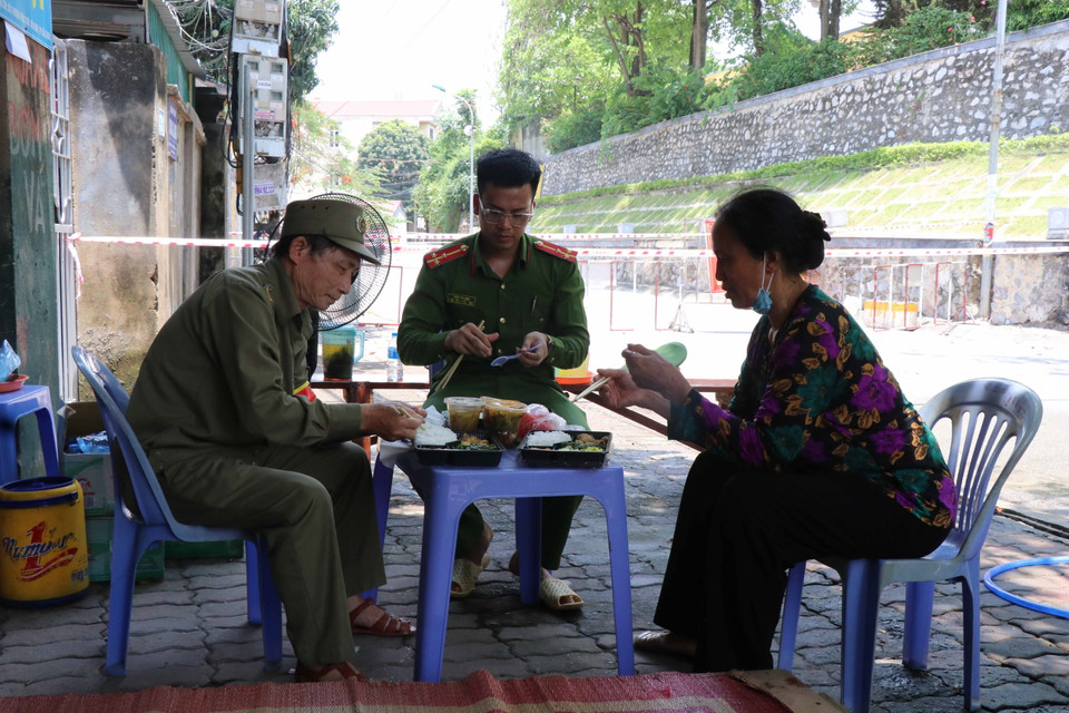 Những suất cơm tình nguyện làm ấm lòng người đứng chốt tại chốt kiểm soát dịch COVID-19 tại địa bàn phường Vũ Ninh, thành phố Bắc Ninh. (Ảnh: Thanh Thương/TTXVN)