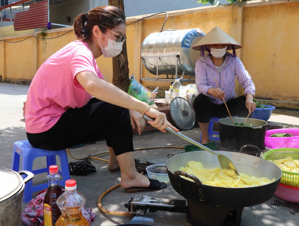 Nhiều ngày qua, phụ nữ phường Vũ Ninh, thành phố Bắc Ninh tổ chức nấu cơm tình nguyện cho lực lượng tuyến đầu chống dịch. (Ảnh: Thanh Thương/TTXVN)