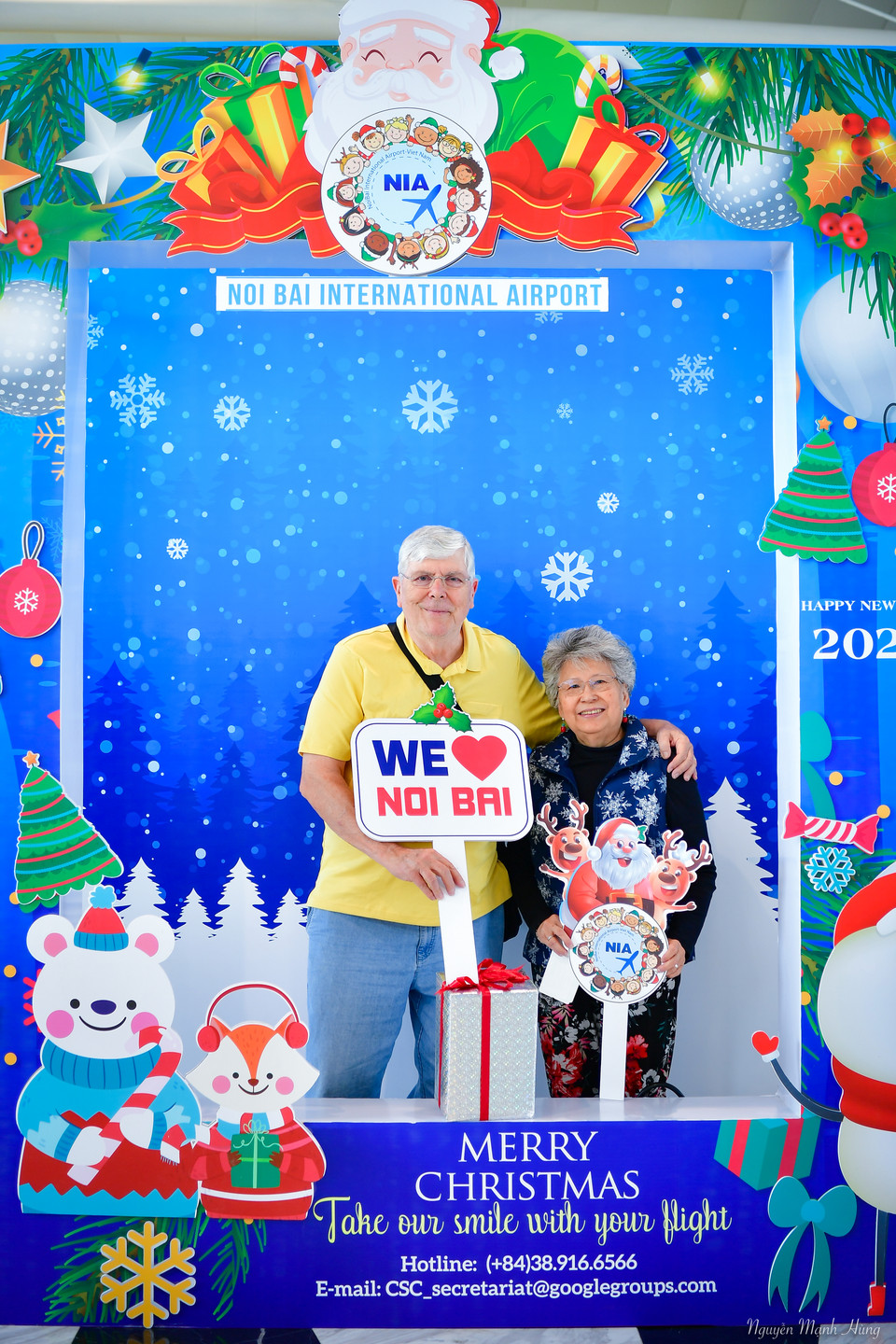 Tại các phòng chờ cách ly nhà ga hành khách T1 và T2, trong ngày 24/12, số điểm chụp hình cho hành khách tăng lên 7 vị trí với các khung hình trang trí vui mắt với thông điệp 'Giáng sinh xanh-trao món quà tình thân vô giá.' (Ảnh: CTV/Vietnam+)