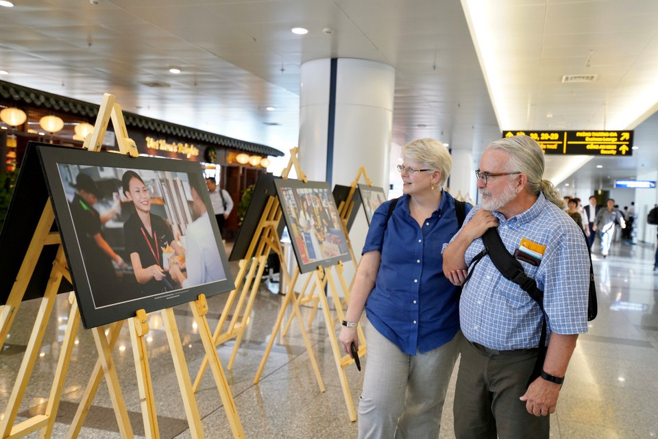 Tại cửa ra máy bay số 31-32, khu vực cách ly đầu Tây nhà ga T2 có một góc dành riêng cho không gian của nghệ thuật nhiếp ảnh với chủ đề 'Nụ cười Nội Bài 2019-cho đi niềm vui, nhận lại niềm hạnh phúc.' (Ảnh: CTV/Vietnam+)