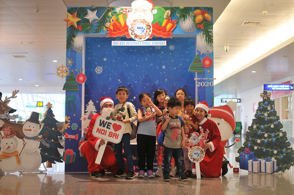 Với hoạt động tặng quà cho khách nhí, Cảng hàng không Nội Bài mong muốn đó cũng là món quà thay lời chúc an lành tới các em và gia đình. (Ảnh: CTV/Vietnam+)