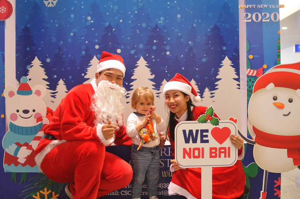 Những món quà được Cảng lựa chọn kỹ lưỡng, được làm thủ công từ các vật liệu thân thiện với môi trường với những hình ảnh đặc trưng của Việt Nam như chú chuột đội nón lá, các thú nhồi bông đầy màu sắc… (Ảnh: CTV/Vietnam+)