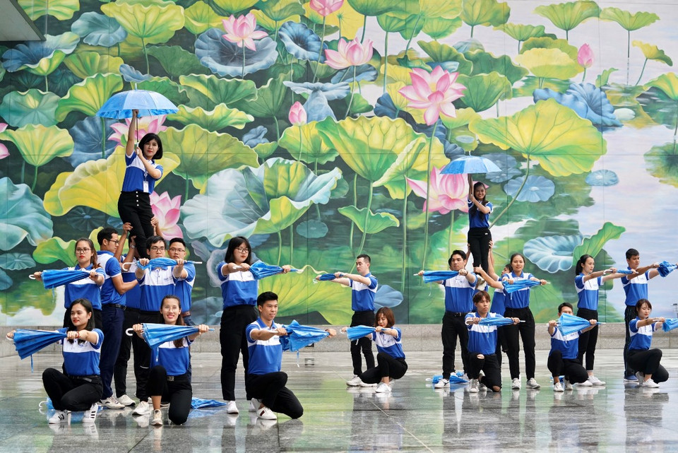 Các màn biểu diễn flashmob được tổ chức ngay tại quầy check in, tại sảnh công cộng của nhà ga, khu vực đầm sen ngoài sảnh nhà ga hay rực rỡ trên sân khấu Air music trong khu vực cách ly nhà ga quốc tế T2. (Ảnh: CTV/Vietnam+)