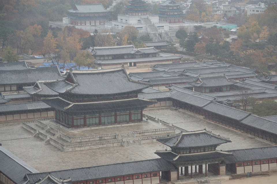 Tuyết rơi trên Cung điện Gyeongbok ở trung tâm Seoul. (Nguồn: Yonhap)