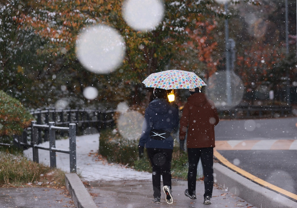 Thủ đô Seoul đã đón trận tuyết đầu tiên của mùa Đông vào sáng 10/11/2021. (Nguồn: Yonhap)