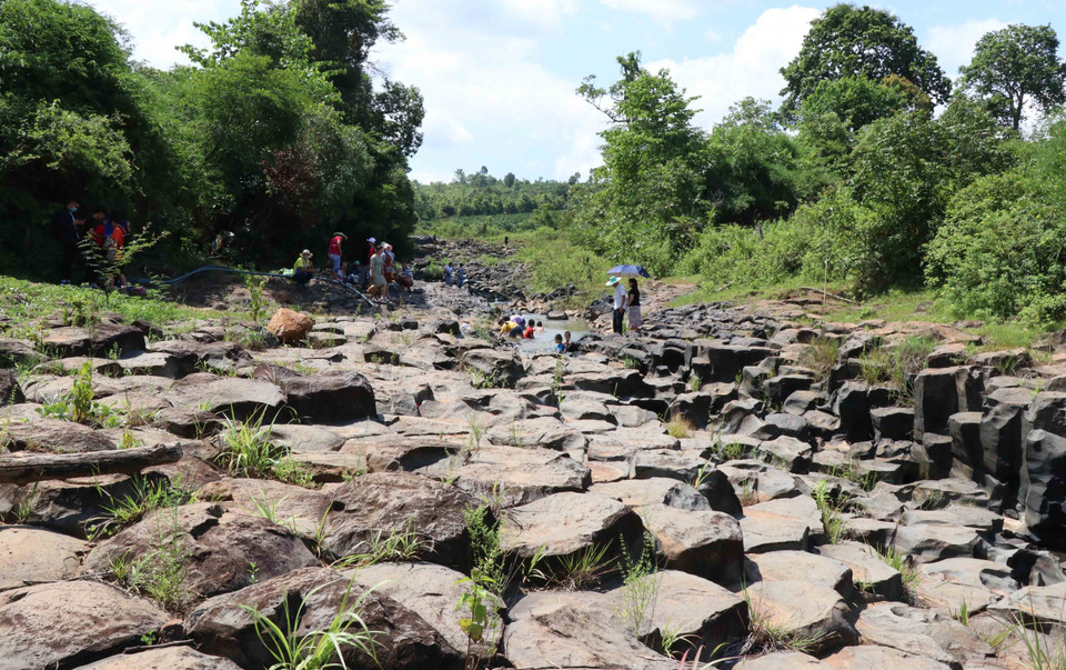 Đoạn đến làng Vân của thị trấn Ia Ly dài khoảng 1km, trồi lên một bãi đá cổ, có nhiều đoạn lộ thiên, tập trung nhiều và cao nhất ở 2 khu vực cách nhau khoảng 30 mét. (Ảnh: Hồng Điệp/TTXVN)