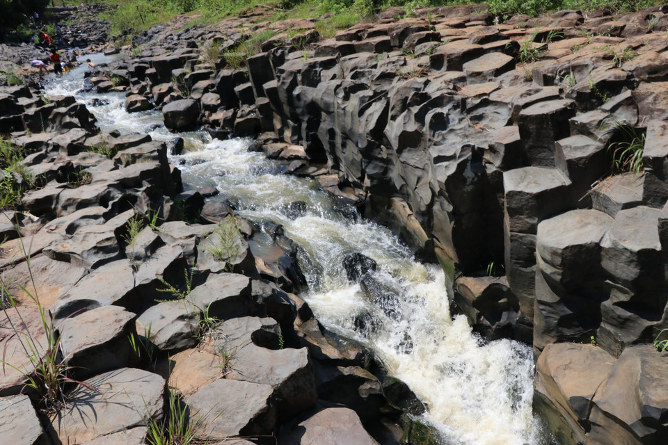 Hai bên dòng suối là các thanh đá hình lục lăng tương tự nhau, được sắp đặt sát nhau thành những khối đá rộng lớn, rắn chắc như một khối đông đặc, tương đồng với những khối đá tại Gành Đá Đĩa - Di tích quốc gia đặc biệt ở tỉnh Phú Yên. (Ảnh: Hồng Điệp/TTXVN)