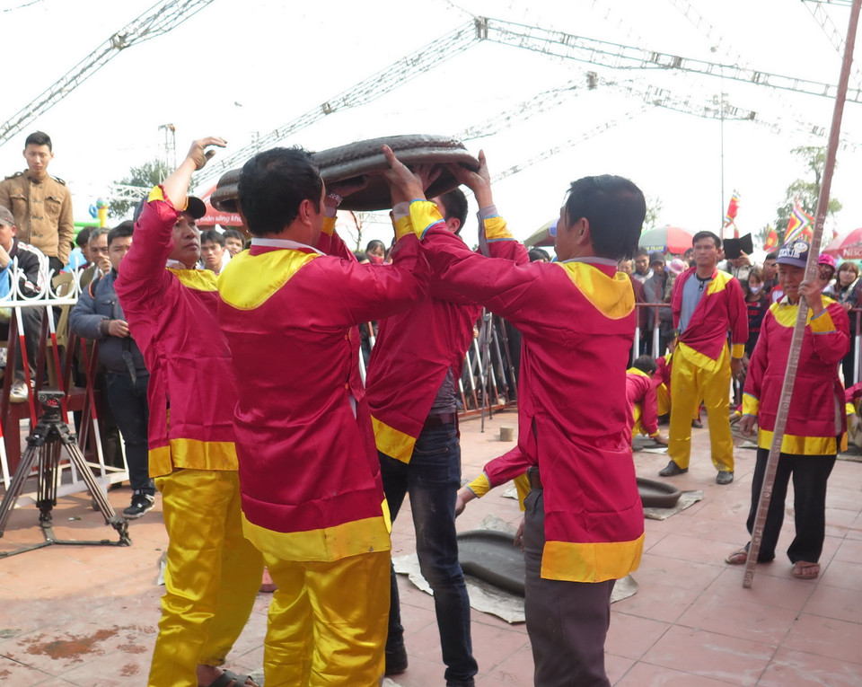 Chơi pháo đất luôn thu hút nhiều người tham gia. (Ảnh: Xuân Tiến/TTXVN)