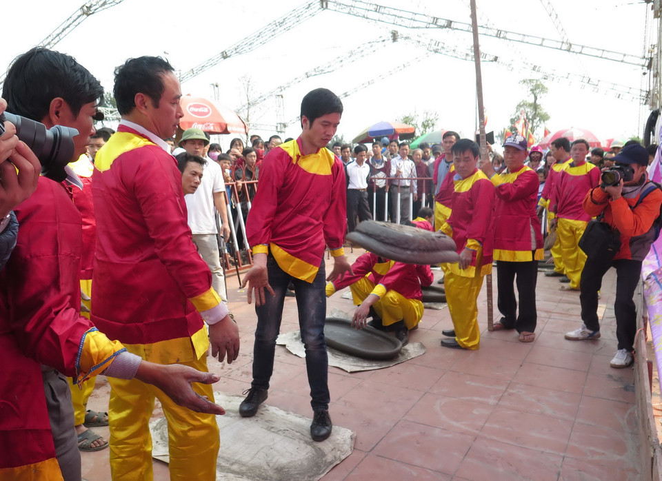 Một quả pháo đất rời khỏi đà trước lúc tiếp đất. (Ảnh: Xuân Tiến/TTXVN)