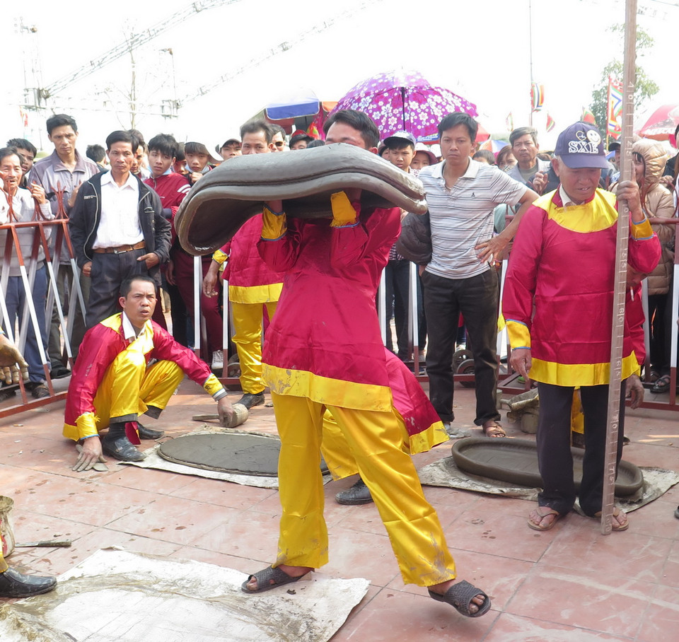 Một quả pháo đất đang được lấy đà chuẩn bị nổ. (Ảnh: Xuân Tiến/TTXVN)