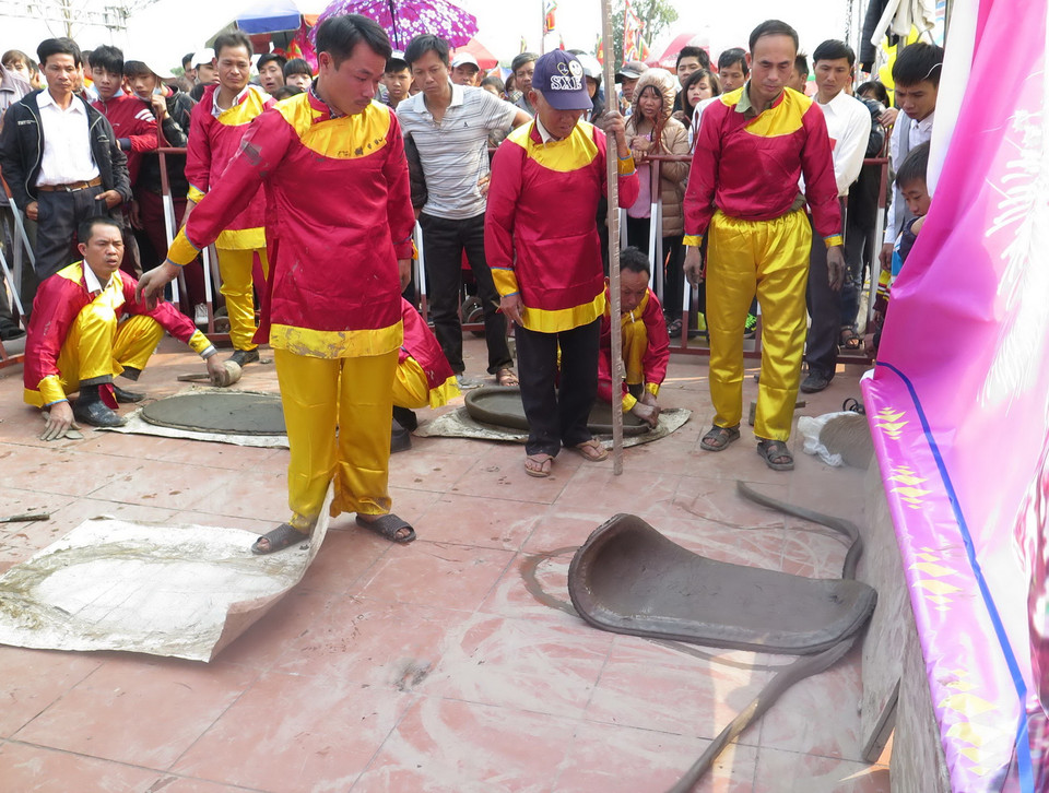 Tiếng pháo nổ vang, cánh pháo văng rộng của một quả pháo đất vừa được ném. (Ảnh: Xuân Tiến/TTXVN)