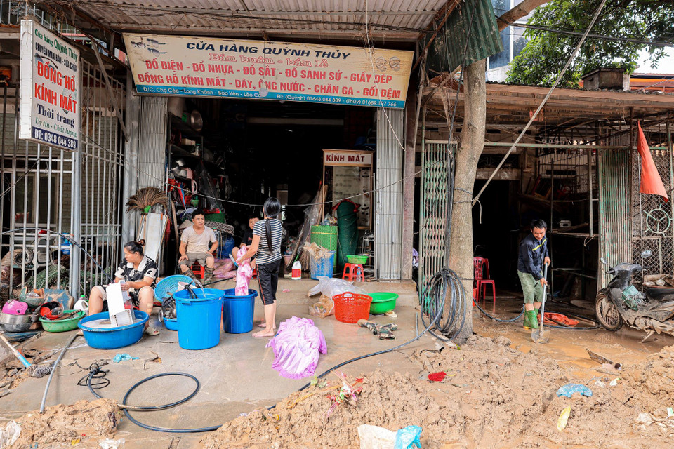 Người dân xã Phúc Khánh đang tích cực dọn dẹp nhà cửa sau nhiều ngày "ngập trong bùn." (Ảnh: Hoàng Hiếu/TTXVN)