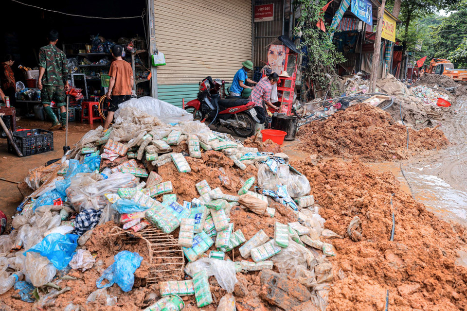 Hàng hóa của các hộ kinh doanh ven sông Chảy xã Phúc Khánh bị hư hỏng, nhiều hộ lâm vào cảnh trắng tay. (Ảnh: Hoàng Hiếu/TTXVN)
