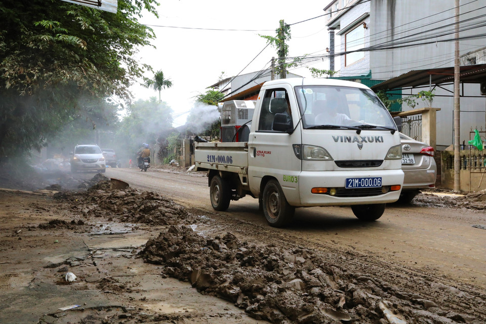 Toàn tỉnh đã tiến hành phun hóa chất, khử khuẩn môi trường tại các huyện: Lục Yên, Văn Yên, Trấn Yên, Yên Bình và thành phố Yên Bái. (Ảnh: Tuấn Anh/TTXVN)