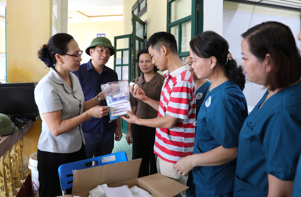 Bà Lê Thị Hồng Vân, Giám đốc Sở Y tế Yên Bái hướng dẫn người dân sử dụng túi thuốc gia đình sau đợt mưa lũ. (Ảnh: Tuấn Anh/TTXVN)