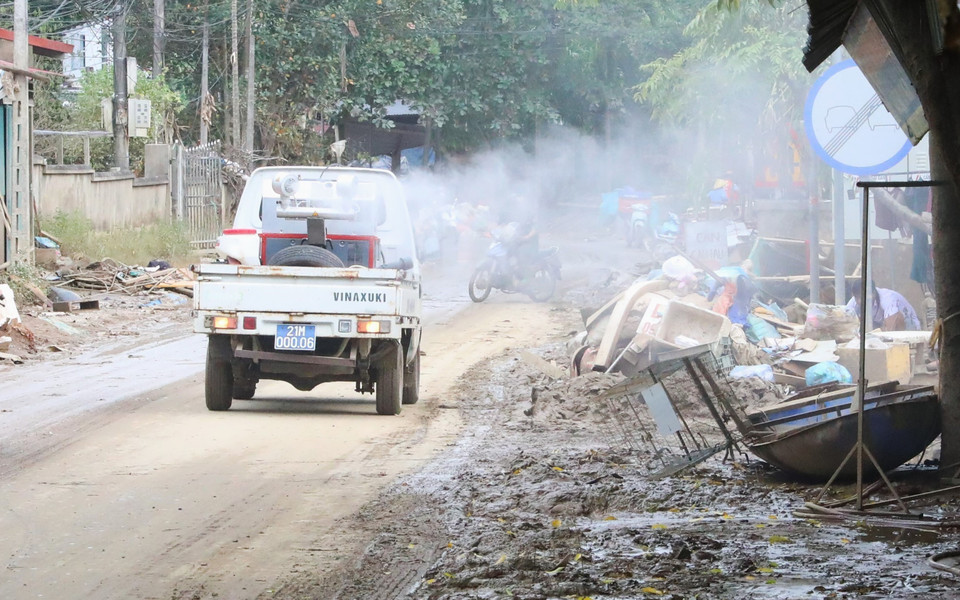 Toàn tỉnh đã tiến hành phun hóa chất, khử khuẩn môi trường tại các huyện: Lục Yên, Văn Yên, Trấn Yên, Yên Bình và thành phố Yên Bái. (Ảnh: Tuấn Anh/TTXVN)