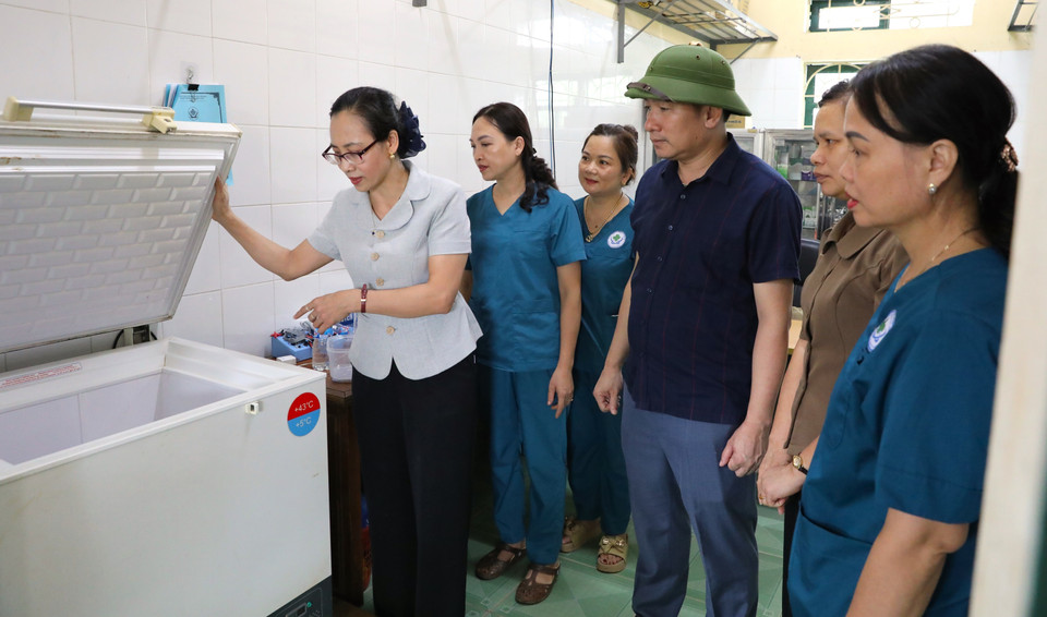 Bà Lê Thị Hồng Vân, Giám đốc Sở Y tế Yên Bái kiểm tra tủ bảo quản vắc xin tại Trạm y tế phường Đồng Tâm, thành phố Yên Bái. (Ảnh: Tuấn Anh/TTXVN)