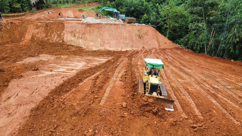 Máy móc san ủn mặt bằng xây dựng. (Ảnh: Hoàng Hiếu/TTXVN)