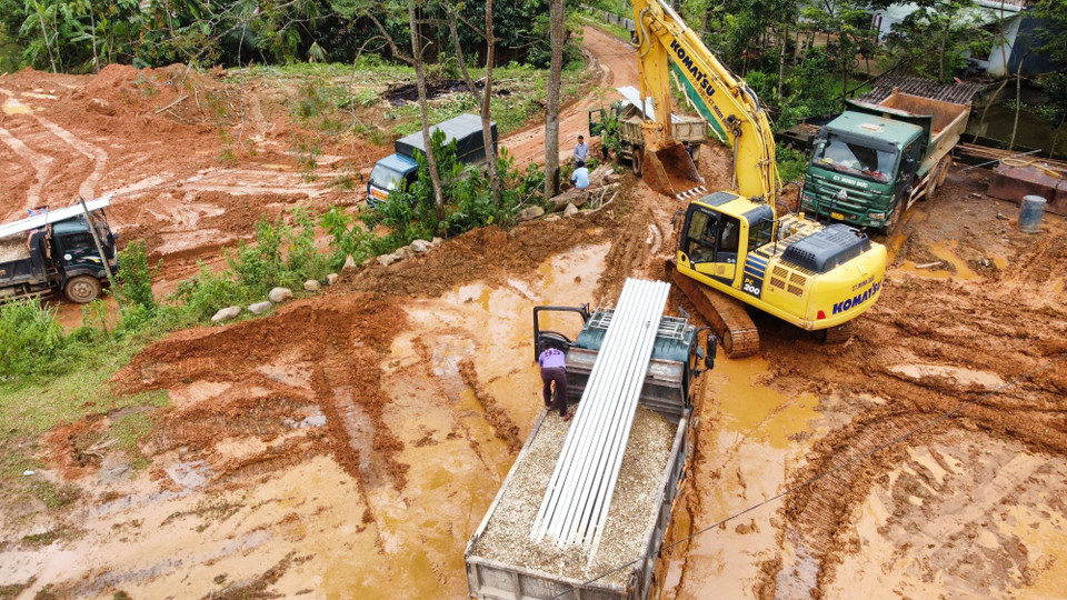 Nhiều xe cùng trang thiết bị được huy động cho việc xây dựng. (Ảnh: Hoàng Hiếu/TTXVN)