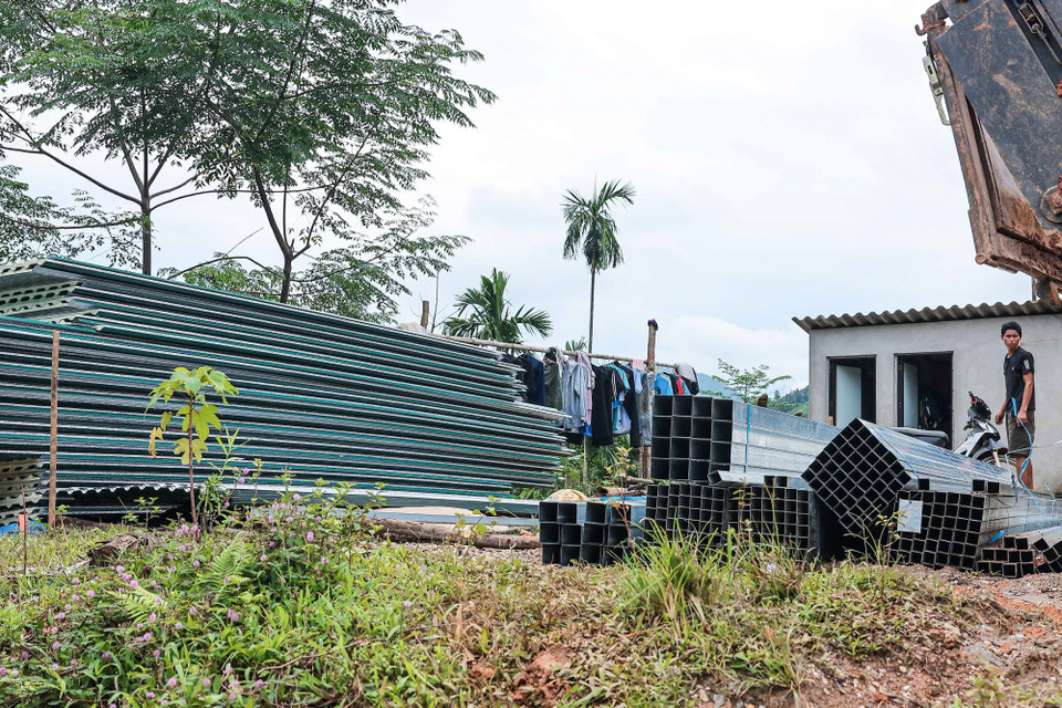 Các vật liệu được tập kết để xây dựng nơi ở cho người dân thôn Làng Nủ. (Ảnh: Hoàng Hiếu/TTXVN)