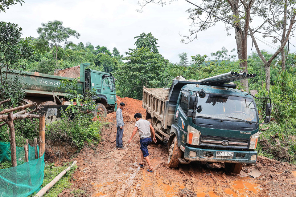 Phương tiện, máy móc được huy động để nhanh chóng xây dựng nơi ở tạm cho người dân bị mất nhà tại thôn Làng Nủ. (Ảnh: Hoàng Hiếu/TTXVN)